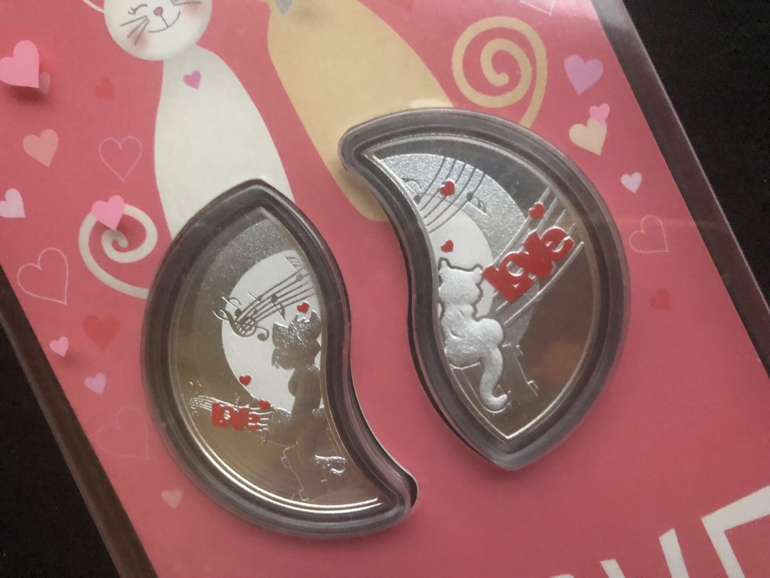 【币观天下】第八十七期钱币拍卖 【纽埃】纽埃2013年2新西兰元，2盎司“恋爱中的猫”浪漫相依 异形(太极八卦图形) 拼图偶合 双面彩色 精制银币2枚套装