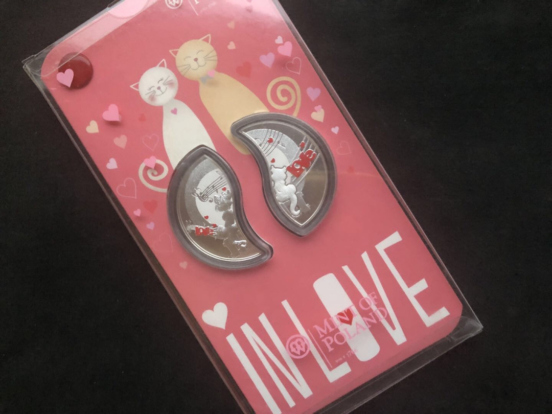 【币观天下】第八十七期钱币拍卖 【纽埃】纽埃2013年2新西兰元，2盎司“恋爱中的猫”浪漫相依 异形(太极八卦图形) 拼图偶合 双面彩色 精制银币2枚套装