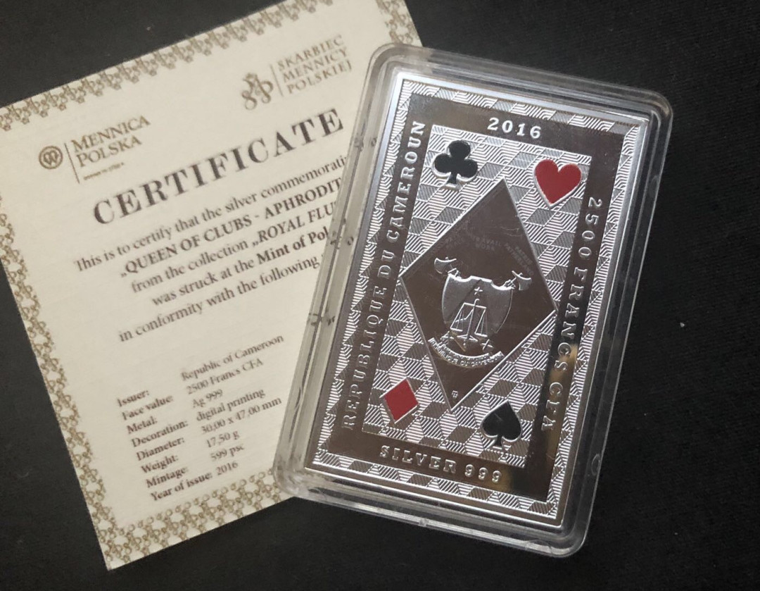 【币观天下】第八十七期钱币拍卖 【喀麦隆】2015年2500法郎，赌神炫酷系列-皇室同花顺-俱乐部皇后-“阿芙罗狄蒂”梅花Q，异形(方形)彩色精制银币 