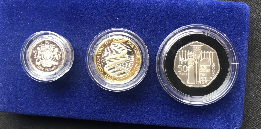 【币观天下】第八十七期钱币拍卖 【英国】2003DNA加厚3枚币套装