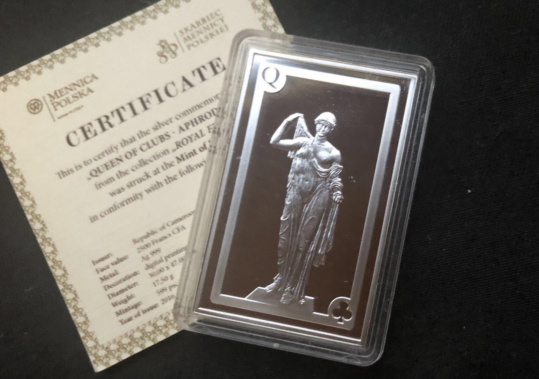 【币观天下】第八十七期钱币拍卖 【喀麦隆】2015年2500法郎，赌神炫酷系列-皇室同花顺-俱乐部皇后-“阿芙罗狄蒂”梅花Q，异形(方形)彩色精制银币 