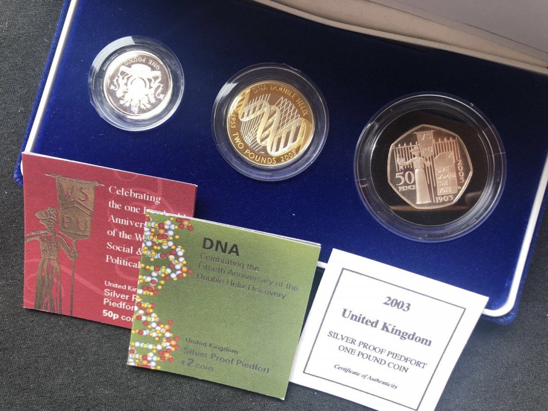 【币观天下】第八十七期钱币拍卖 【英国】2003DNA加厚3枚币套装