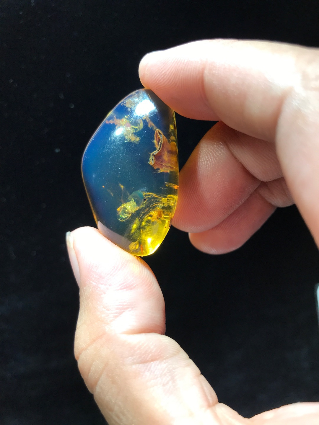 缅甸天然琥珀专场 缅甸天然金蓝琥珀随形吊坠