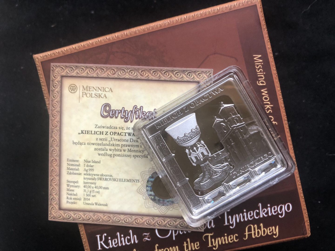 【币观天下】第八十九期钱币拍卖 【纽埃】纽埃2014年1元，1盎司 失踪艺术系列—“神秘圣杯”镶嵌大颗施华洛世奇宝石、镶(镀)金、异形(方形)艺术精制银币