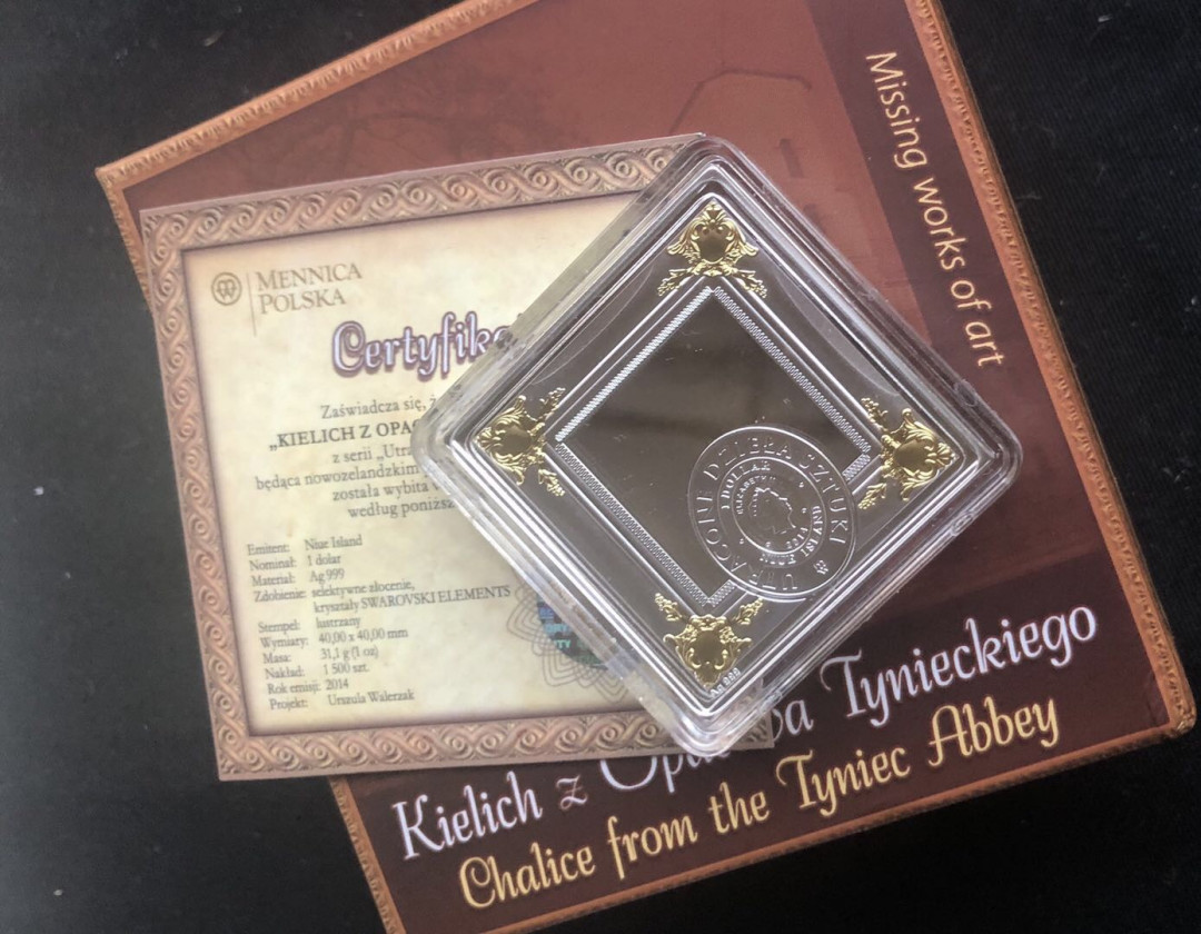 【币观天下】第八十九期钱币拍卖 【纽埃】纽埃2014年1元，1盎司 失踪艺术系列—“神秘圣杯”镶嵌大颗施华洛世奇宝石、镶(镀)金、异形(方形)艺术精制银币