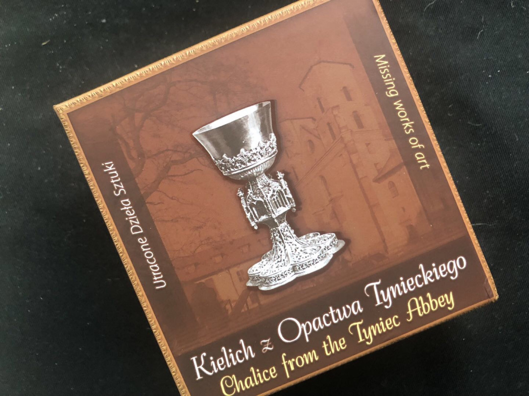 【币观天下】第八十九期钱币拍卖 【纽埃】纽埃2014年1元，1盎司 失踪艺术系列—“神秘圣杯”镶嵌大颗施华洛世奇宝石、镶(镀)金、异形(方形)艺术精制银币