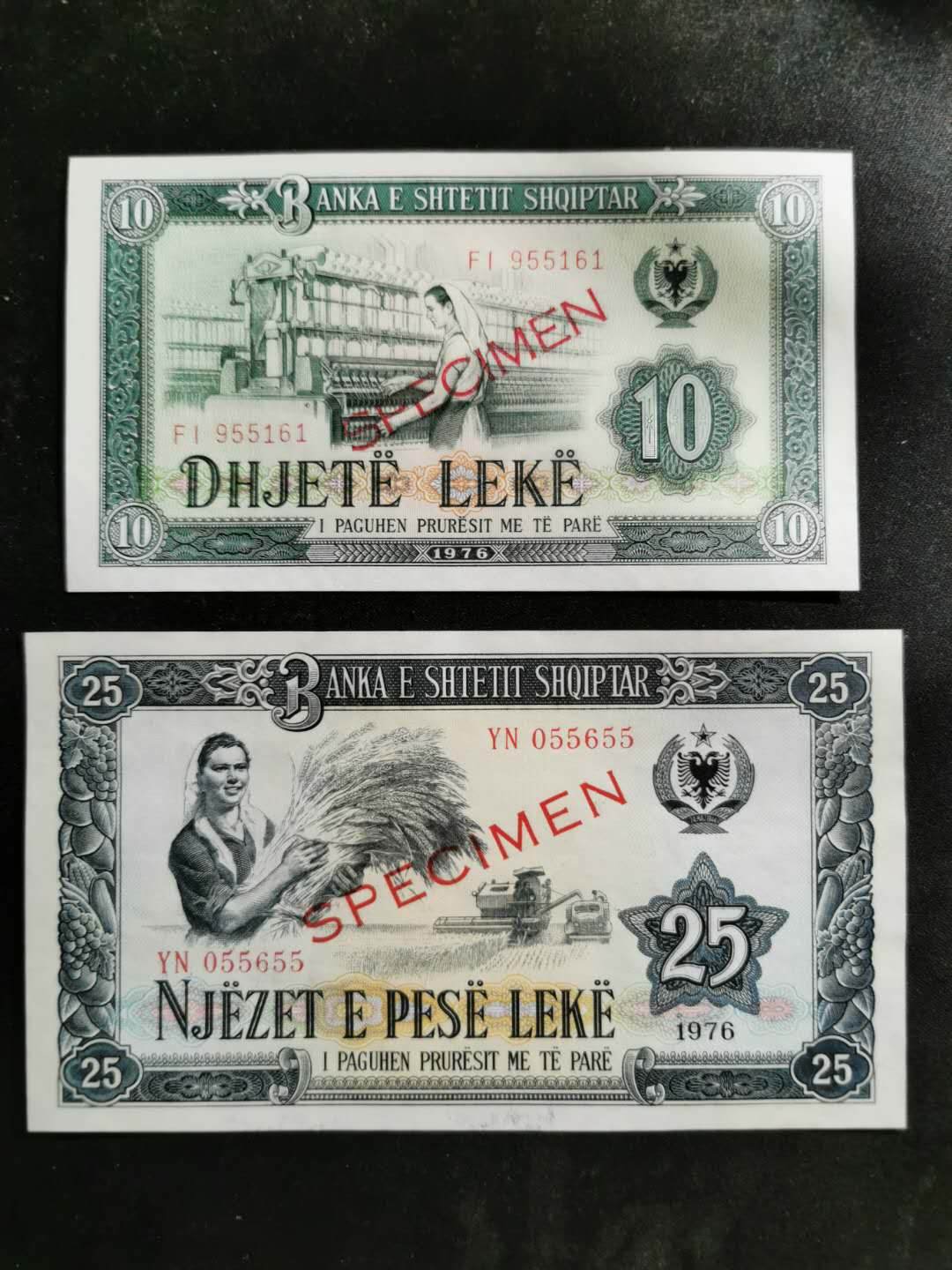 【鲸贝乐淘】★北京国际钱币博览会专场★ 千字文·第“龙师火帝”号拍卖 【中国代印】1976年阿尔巴尼亚10.25元，数字版票样两张，全新全品UNC，10元冠号特殊