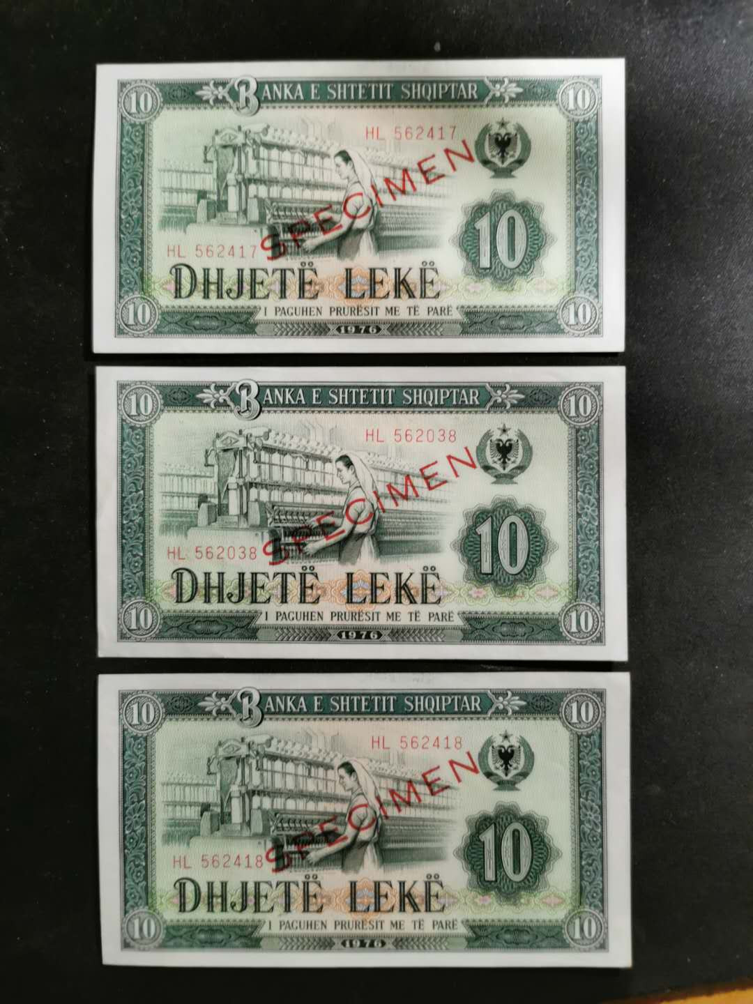 【鲸贝乐淘】★北京国际钱币博览会专场★ 千字文·第“龙师火帝”号拍卖 【中国代印】1976年阿尔巴尼亚10列克，数字版票样三张，全新全品UNC