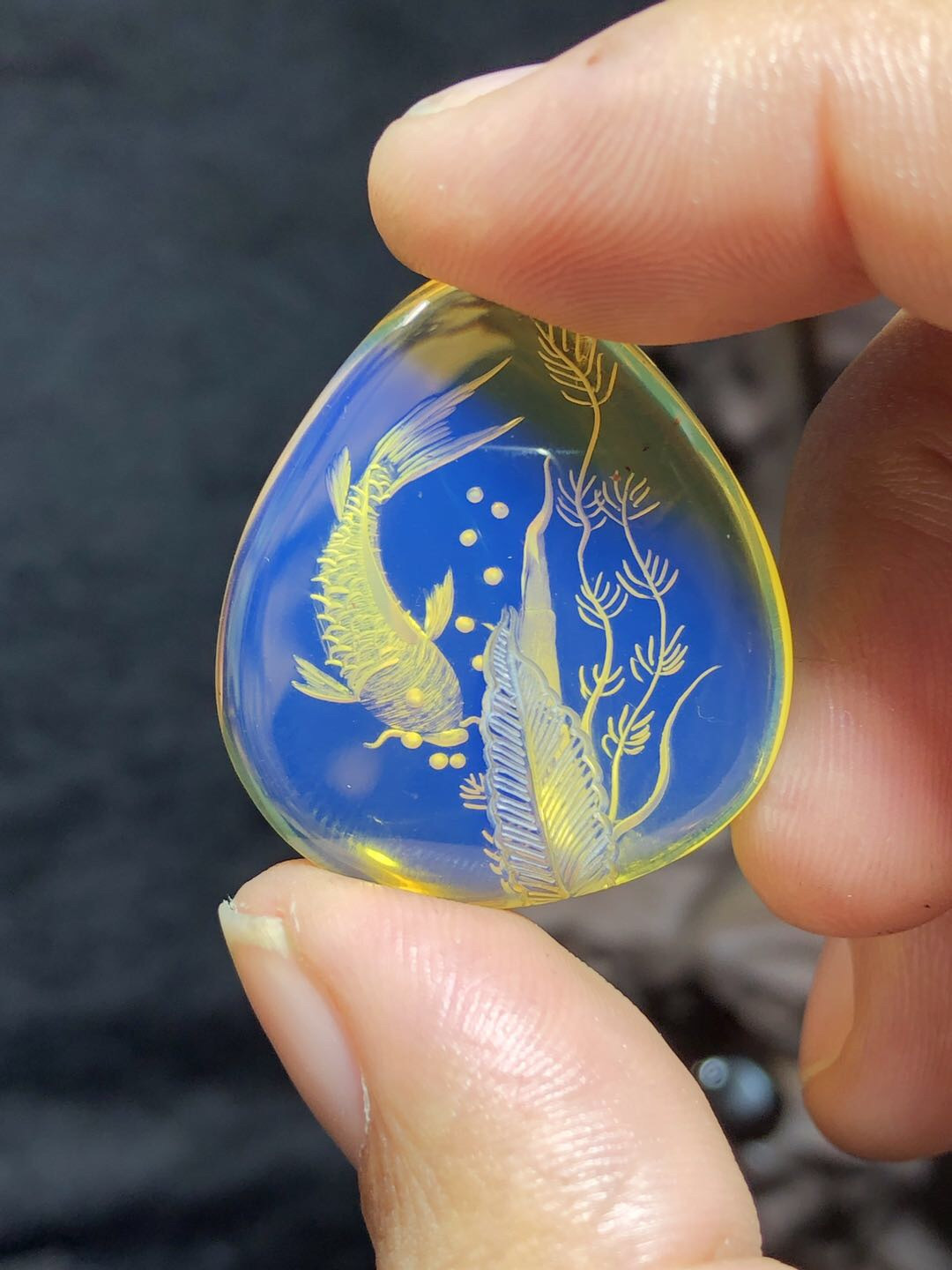 缅甸精品琥珀专场 缅甸天然高白蓝琥珀吊坠（年年有鱼）阴雕工艺