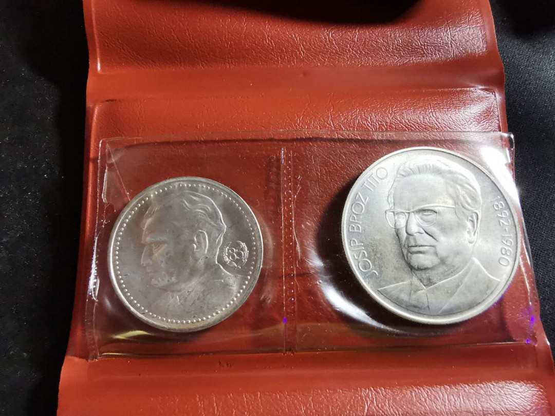 【鲸贝乐淘】千字文·第“始制文字”号拍卖 【南斯拉夫】原包装精美银币两枚，包装崭新，钱币UNC 精美