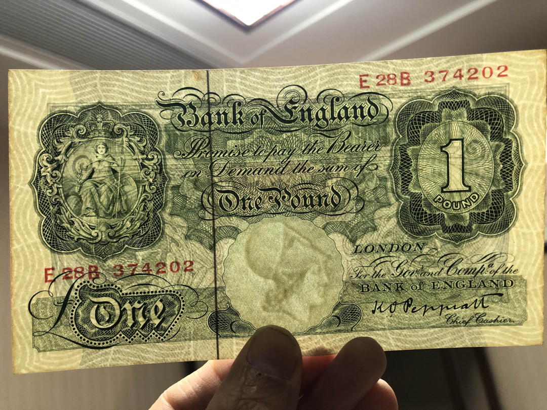 北京国际钱币博览会专场【收藏联盟】第109期拍卖——欧美环游记 【英镑一组4张】英国 1928年 A序列 1镑 有黄 AU+品相、C序列1镑3张 UNC- 紫光灯下有潮斑 