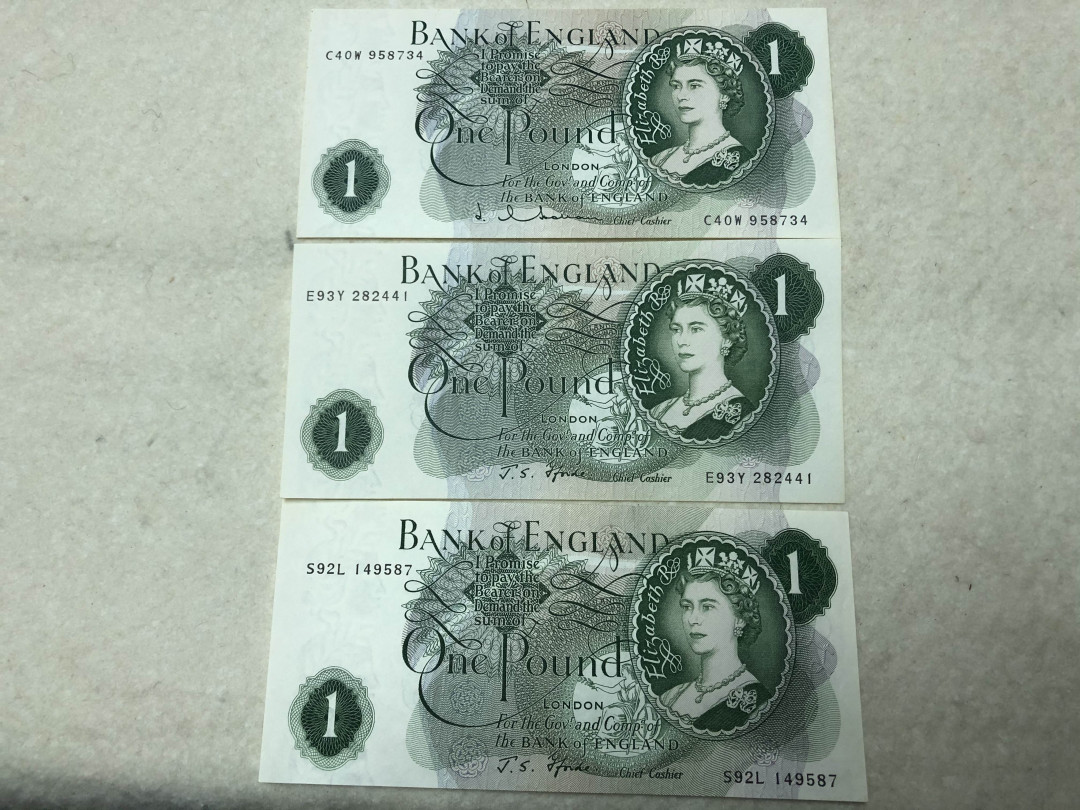 北京国际钱币博览会专场【收藏联盟】第109期拍卖——欧美环游记 【英镑一组4张】英国 1928年 A序列 1镑 有黄 AU+品相、C序列1镑3张 UNC- 紫光灯下有潮斑 