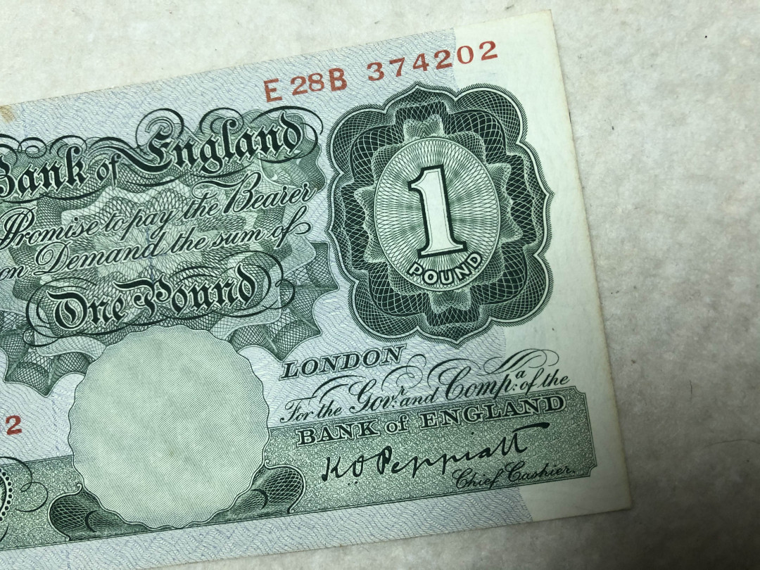 北京国际钱币博览会专场【收藏联盟】第109期拍卖——欧美环游记 【英镑一组4张】英国 1928年 A序列 1镑 有黄 AU+品相、C序列1镑3张 UNC- 紫光灯下有潮斑 