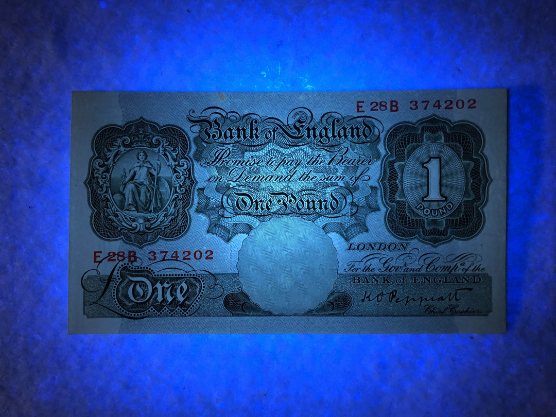 北京国际钱币博览会专场【收藏联盟】第109期拍卖——欧美环游记 【英镑一组4张】英国 1928年 A序列 1镑 有黄 AU+品相、C序列1镑3张 UNC- 紫光灯下有潮斑 