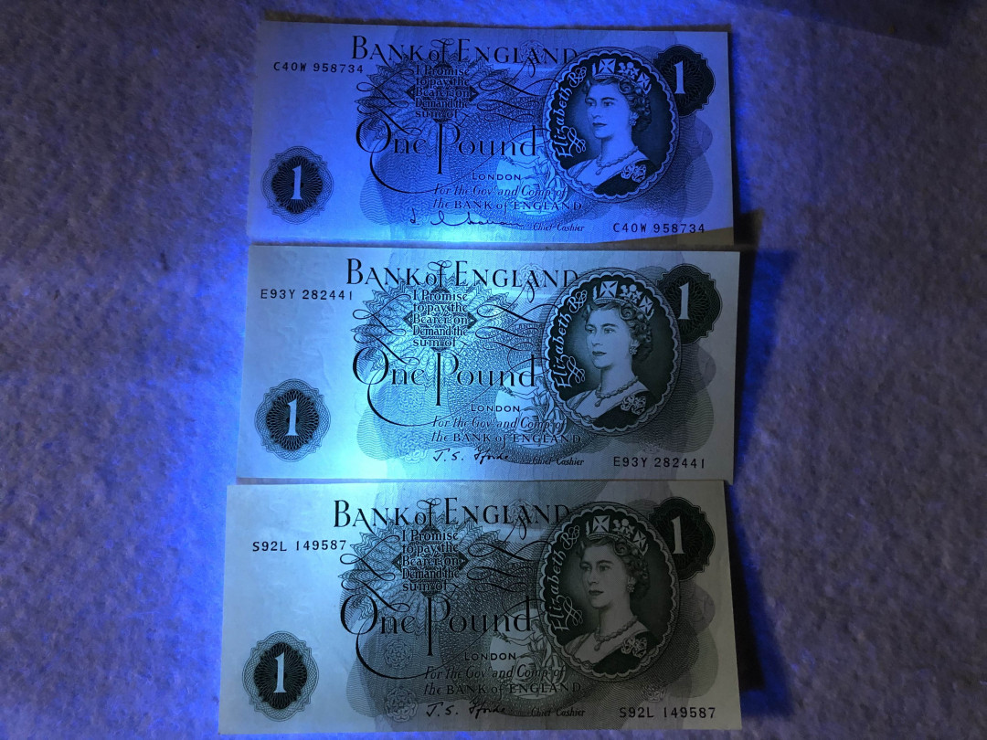 北京国际钱币博览会专场【收藏联盟】第109期拍卖——欧美环游记 【英镑一组4张】英国 1928年 A序列 1镑 有黄 AU+品相、C序列1镑3张 UNC- 紫光灯下有潮斑 