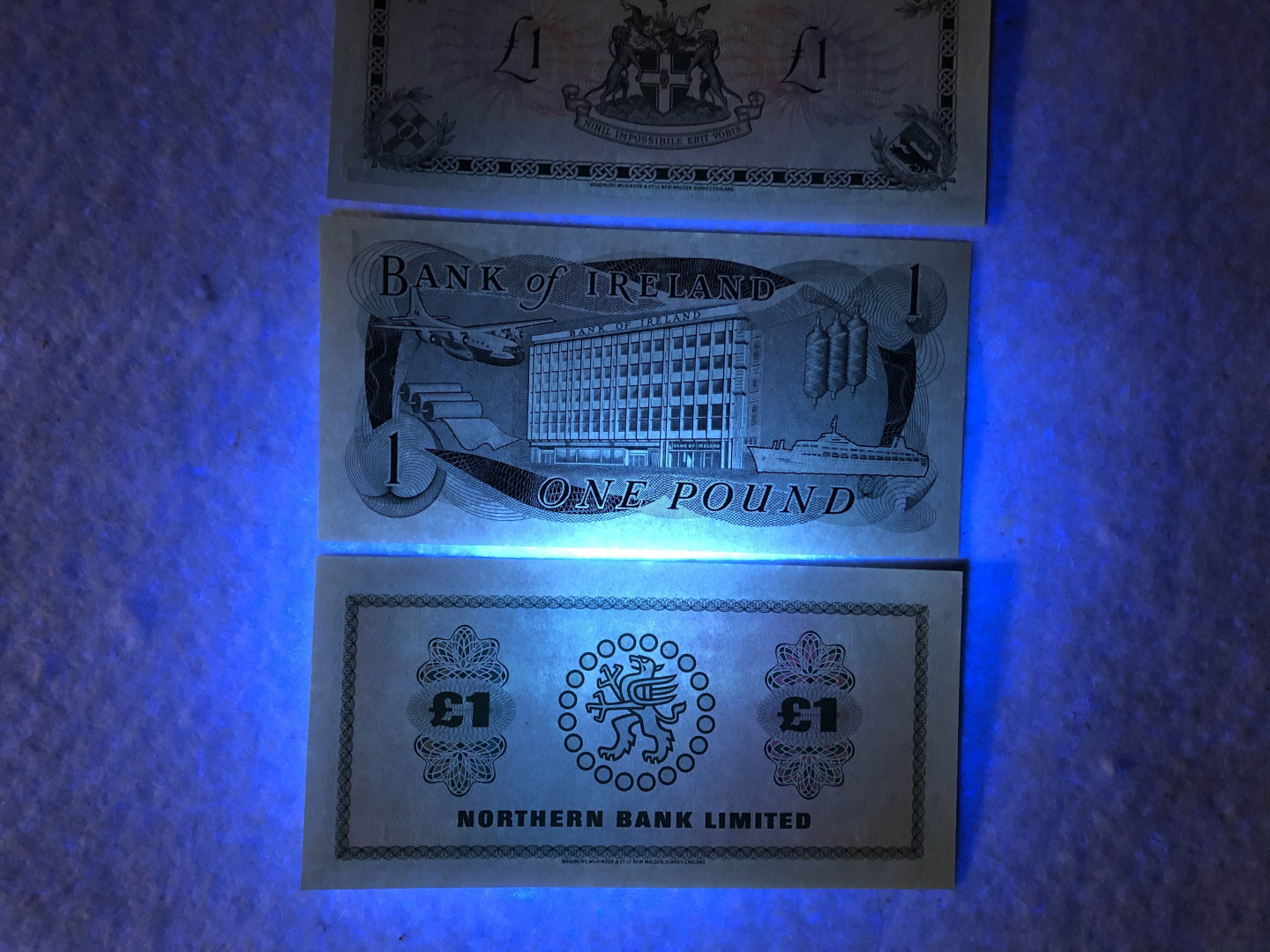 北京国际钱币博览会专场【收藏联盟】第109期拍卖——欧美环游记 【一组3张】爱尔兰、北爱尔兰 1镑纸币 UNC- 有黄斑