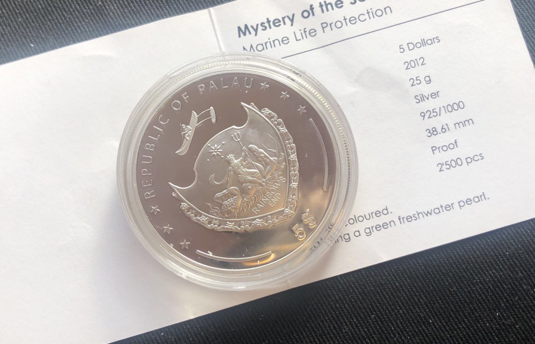 【币观天下】第九十一期钱币拍卖-北京国际钱币展专场 【帕劳】2012年帕劳镶嵌珍珠币【镶嵌绿色珍珠】