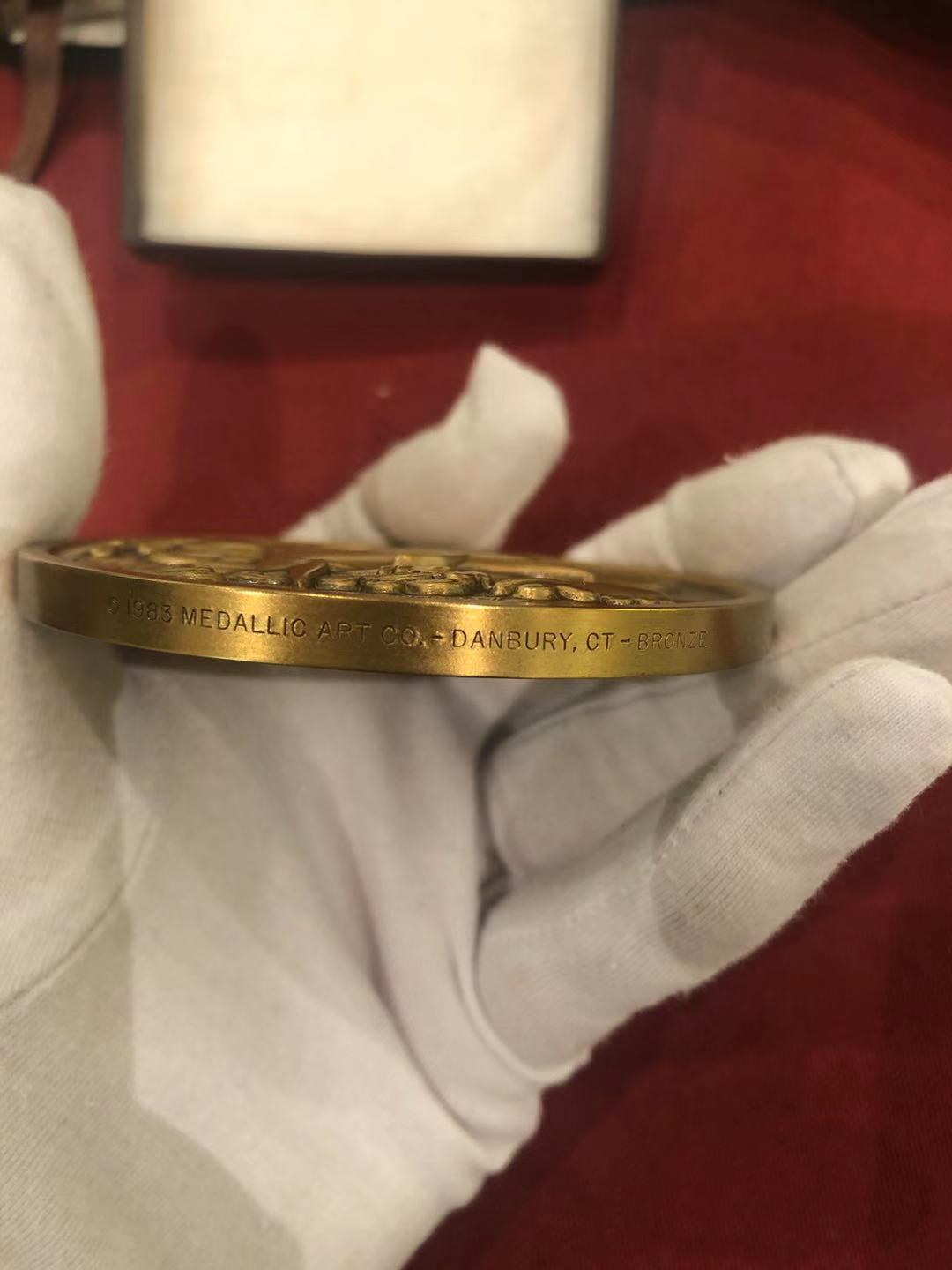 喜迎2019北京国际钱币博览会，法国艺术麦朵尔拍卖 美国MACD1984海豚日历章