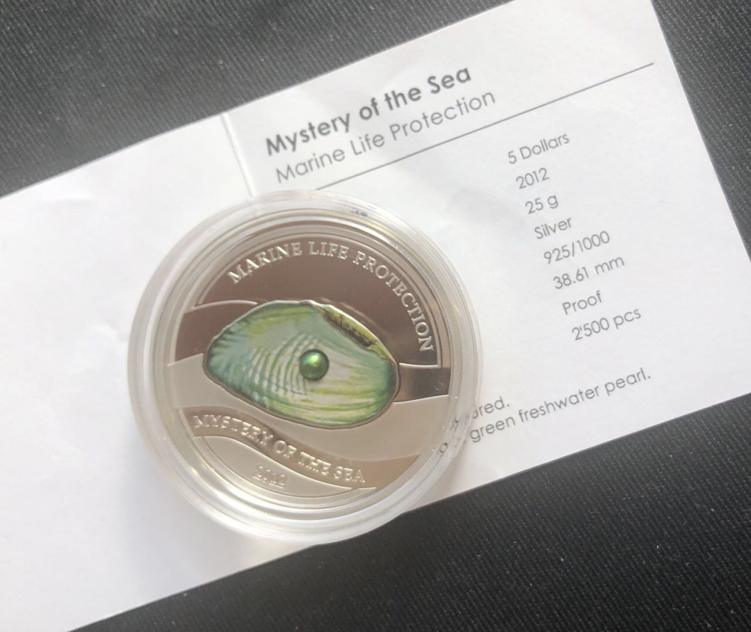 【币观天下】第九十一期钱币拍卖-北京国际钱币展专场 【帕劳】2012年帕劳镶嵌珍珠币【镶嵌绿色珍珠】