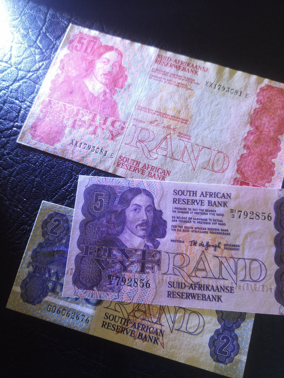 《外钞收藏家》第七十二期拍卖 南非50、5、2 三张 全新unc 荧光非常漂亮