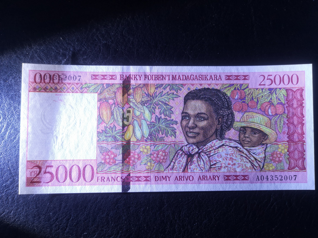 《外钞收藏家》第七十二期拍卖 马达加斯加25000法郎  全新unc