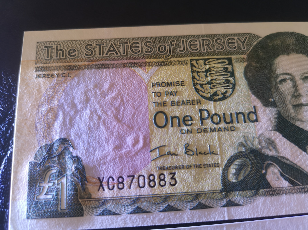 《外钞收藏家》第七十二期拍卖 泽西20、1镑凹凸和品相非常好的两张  全新unc