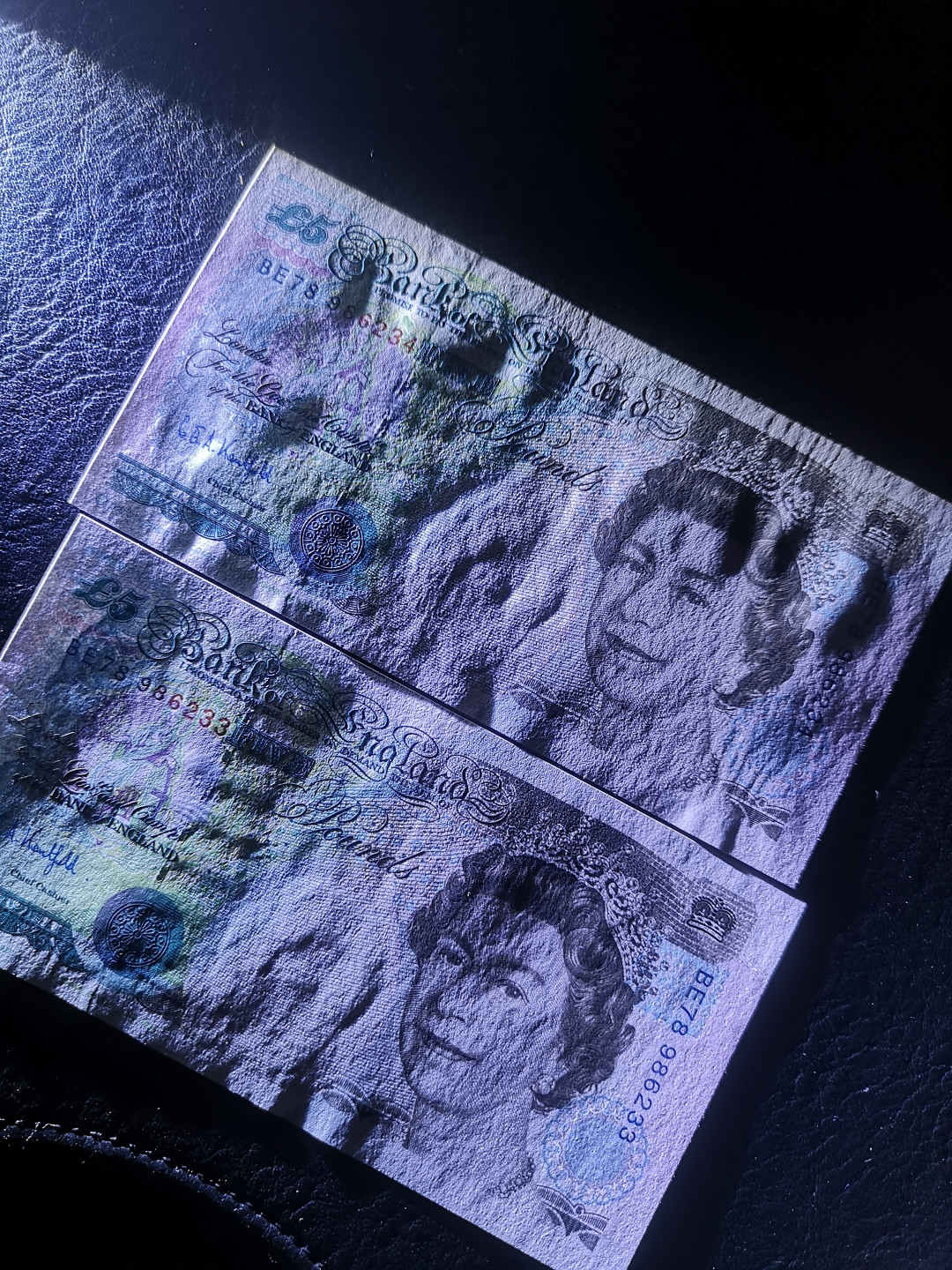 《外钞收藏家》第七十二期拍卖 英国E序列5镑 两张连号 全新unc