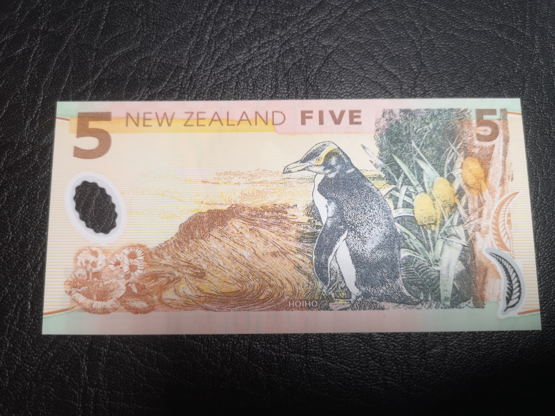 《外钞收藏家》第七十二期拍卖 新西兰 倒二版 塑料钞5、10元 两张unc