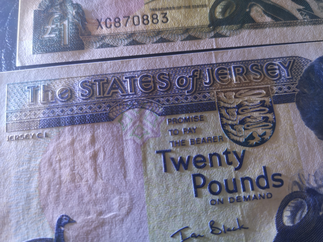 《外钞收藏家》第七十二期拍卖 泽西20、1镑凹凸和品相非常好的两张  全新unc
