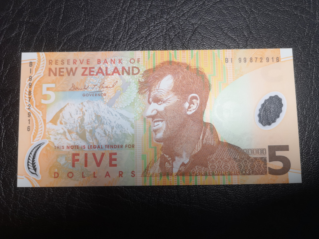 《外钞收藏家》第七十二期拍卖 新西兰 倒二版 塑料钞5、10元 两张unc