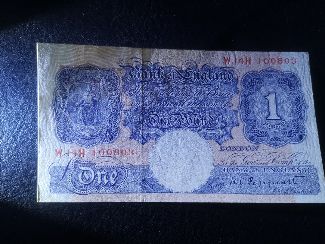 《外钞收藏家》第七十二期拍卖 英国A序列1镑 au品相 无折 角不尖 10先令xf两张一起