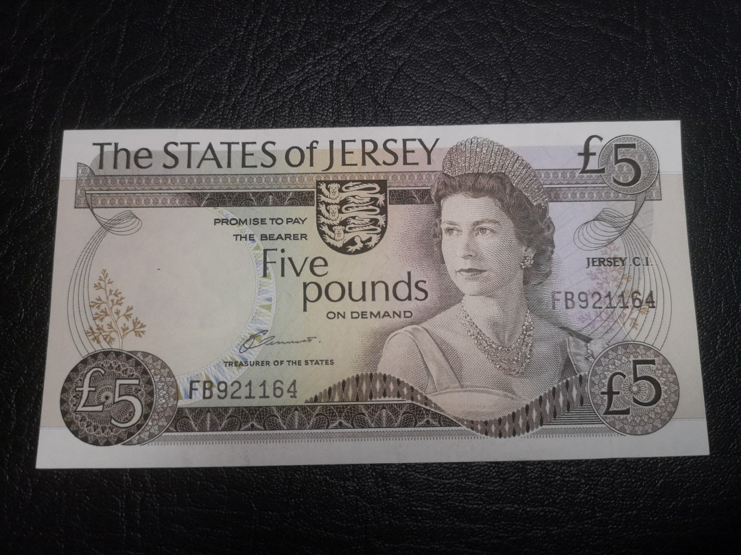 《外钞收藏家》第七十二期拍卖 泽西精美5镑  au品相  中间有不明显的中折