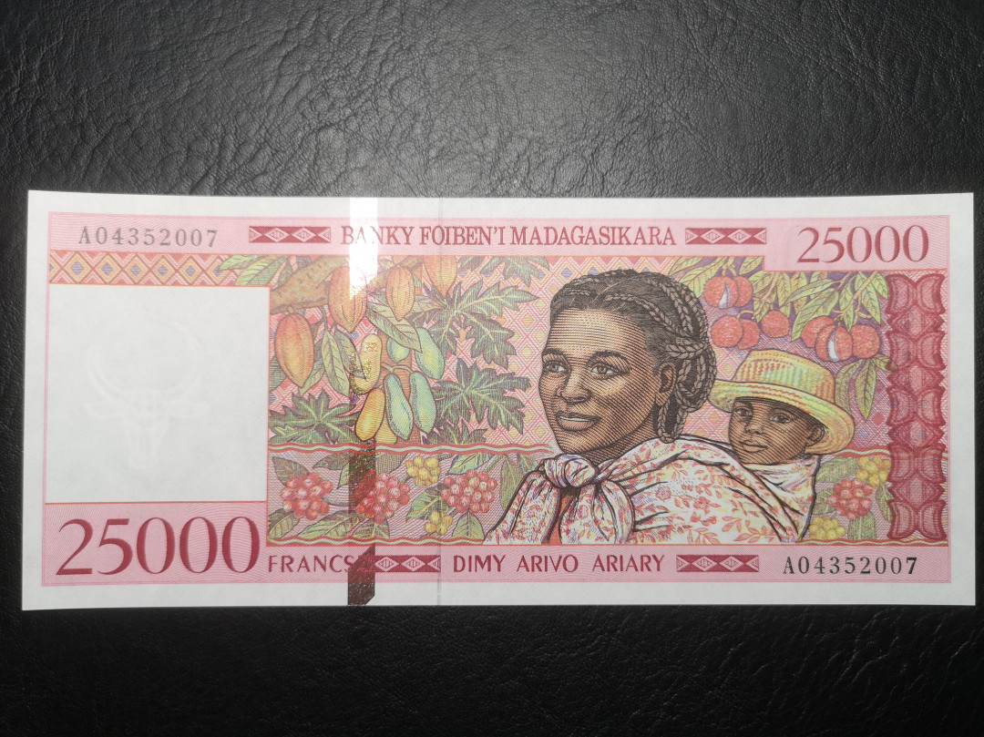 《外钞收藏家》第七十二期拍卖 马达加斯加25000法郎  全新unc