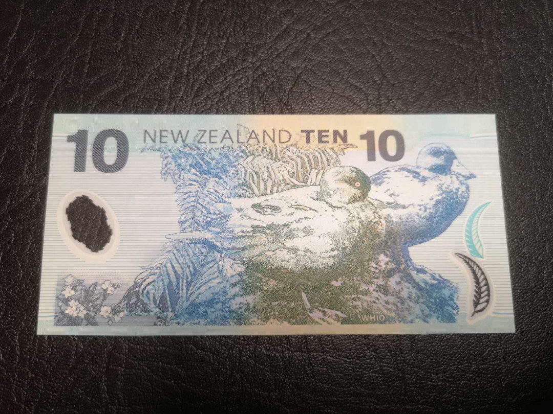 《外钞收藏家》第七十二期拍卖 新西兰 倒二版 塑料钞5、10元 两张unc