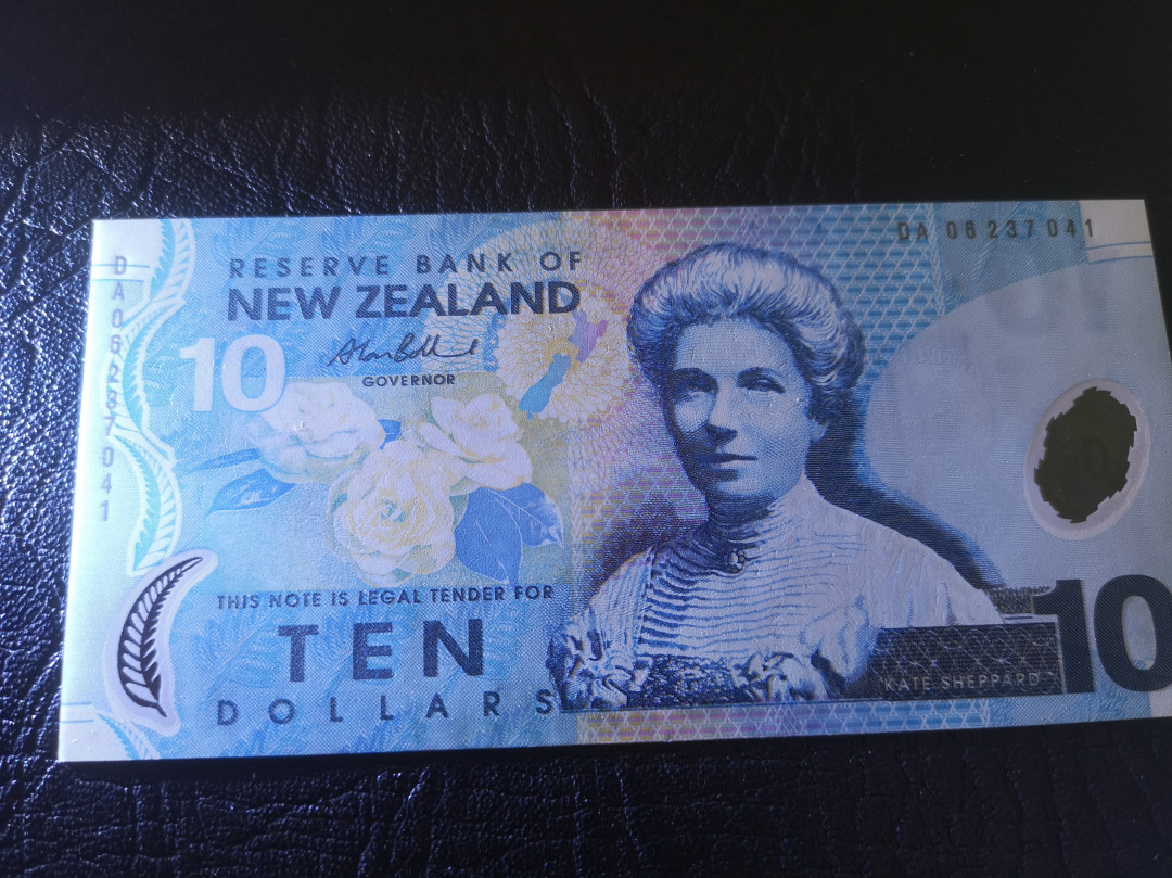 《外钞收藏家》第七十二期拍卖 新西兰 倒二版 塑料钞5、10元 两张unc