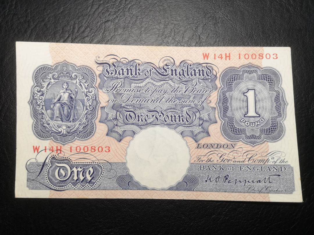 《外钞收藏家》第七十二期拍卖 英国A序列1镑 au品相 无折 角不尖 10先令xf两张一起