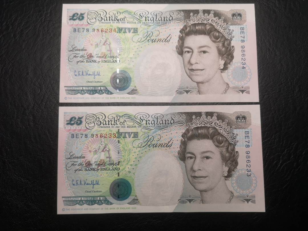 《外钞收藏家》第七十二期拍卖 英国E序列5镑 两张连号 全新unc