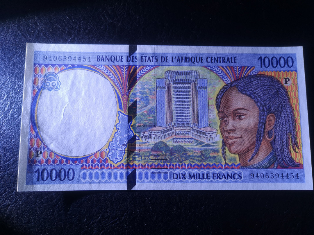《外钞收藏家》第七十二期拍卖 中非10000法郎  全新unc P冠