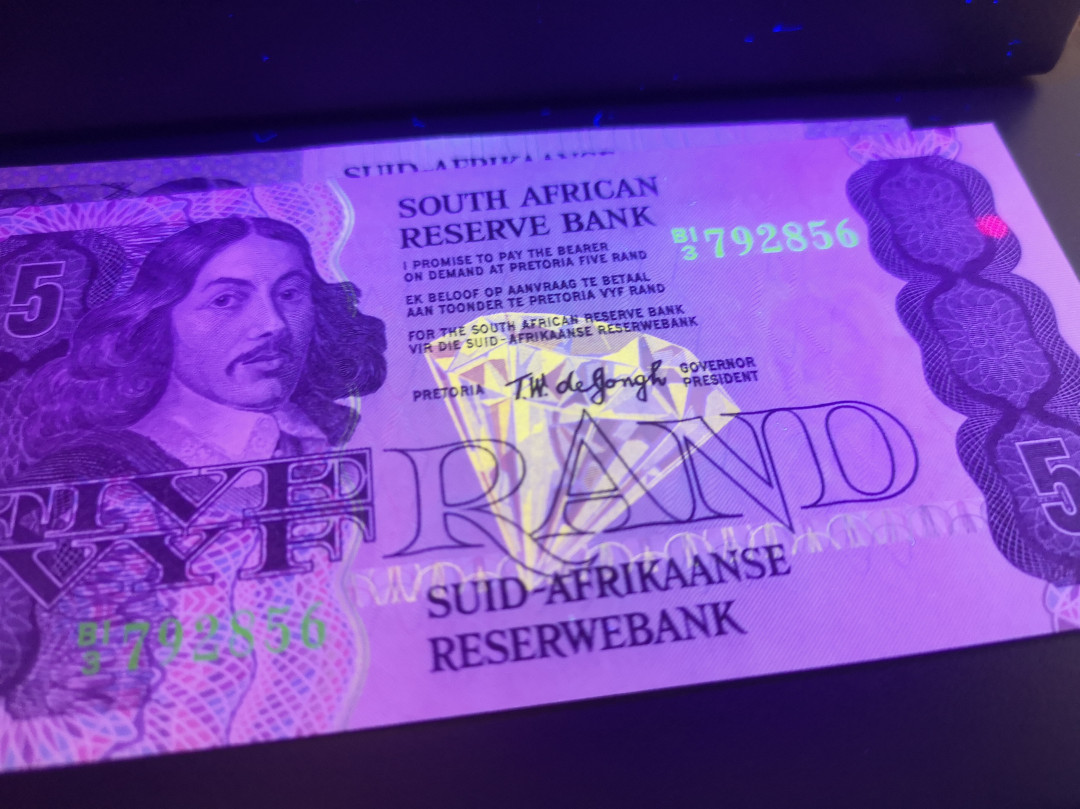 《外钞收藏家》第七十二期拍卖 南非50、5、2 三张 全新unc 荧光非常漂亮