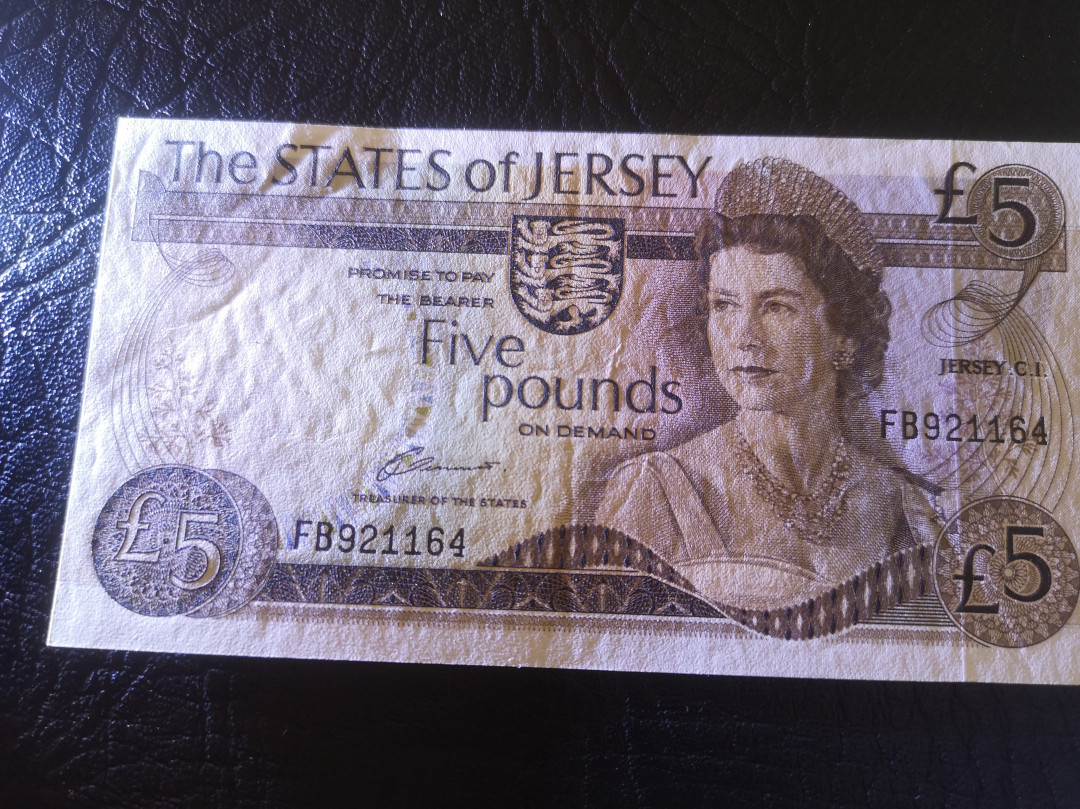 《外钞收藏家》第七十二期拍卖 泽西精美5镑  au品相  中间有不明显的中折