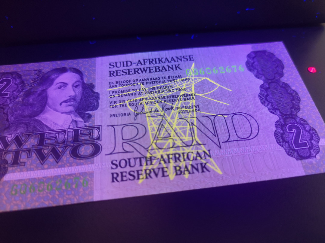 《外钞收藏家》第七十二期拍卖 南非50、5、2 三张 全新unc 荧光非常漂亮