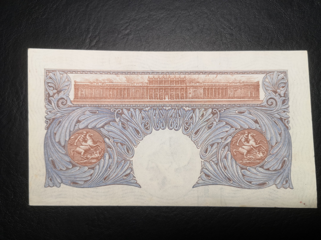 《外钞收藏家》第七十二期拍卖 英国A序列1镑 au品相 无折 角不尖 10先令xf两张一起