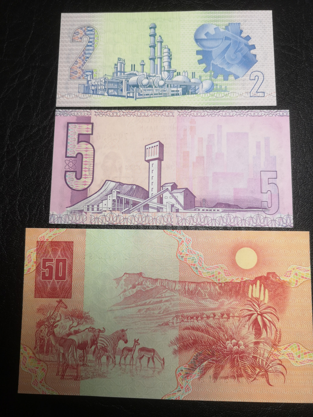 《外钞收藏家》第七十二期拍卖 南非50、5、2 三张 全新unc 荧光非常漂亮