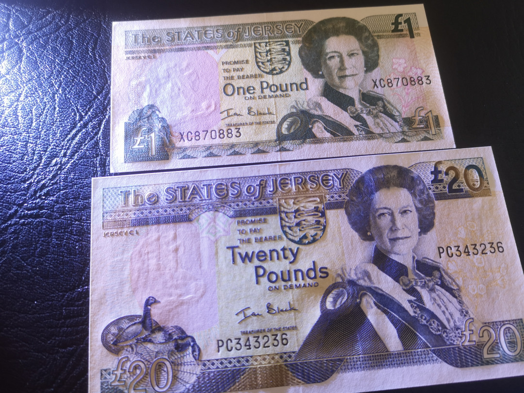 《外钞收藏家》第七十二期拍卖 泽西20、1镑凹凸和品相非常好的两张  全新unc