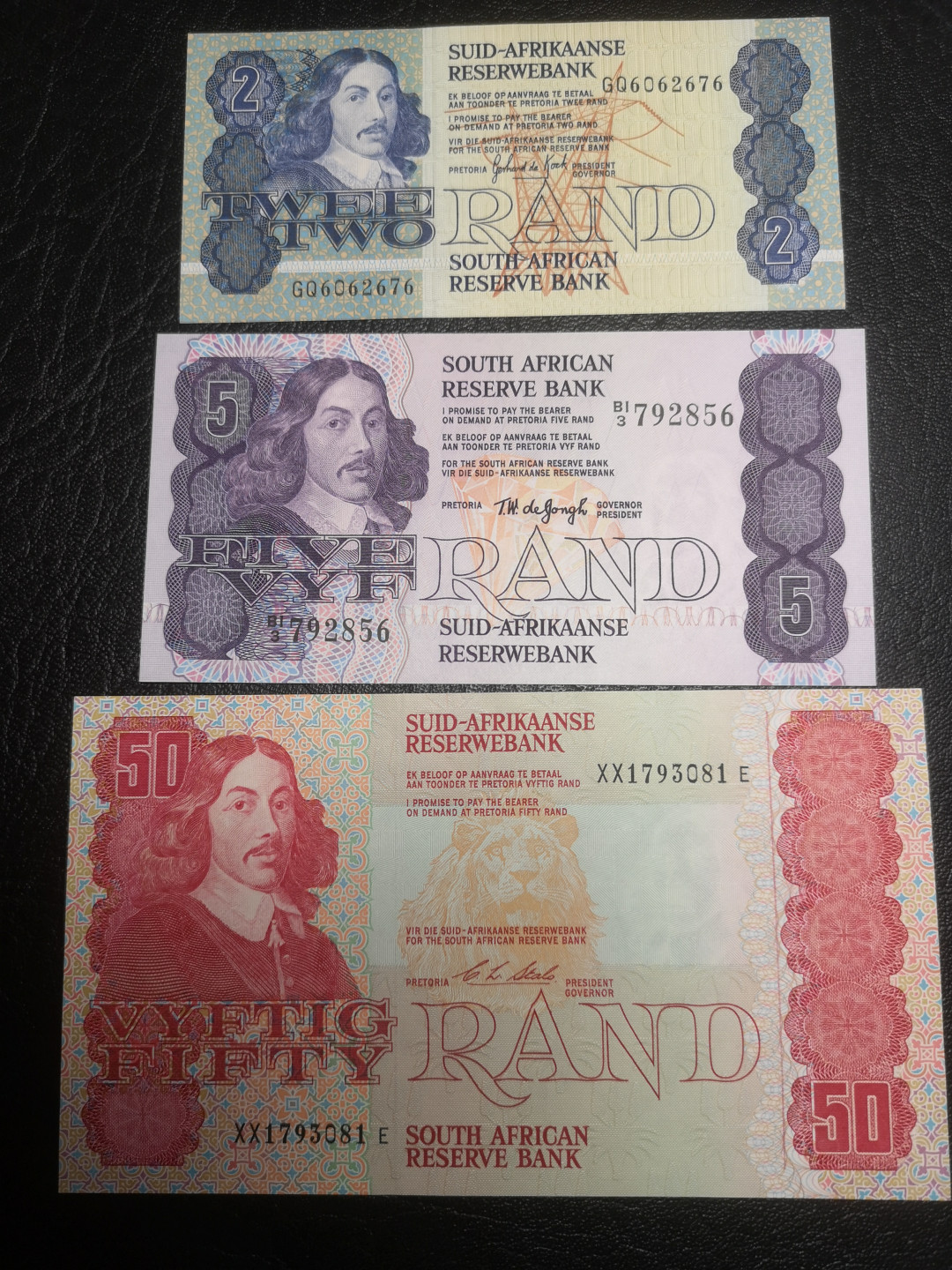 《外钞收藏家》第七十二期拍卖 南非50、5、2 三张 全新unc 荧光非常漂亮