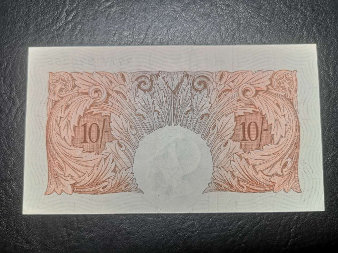 《外钞收藏家》第七十二期拍卖 英国A序列1镑 au品相 无折 角不尖 10先令xf两张一起