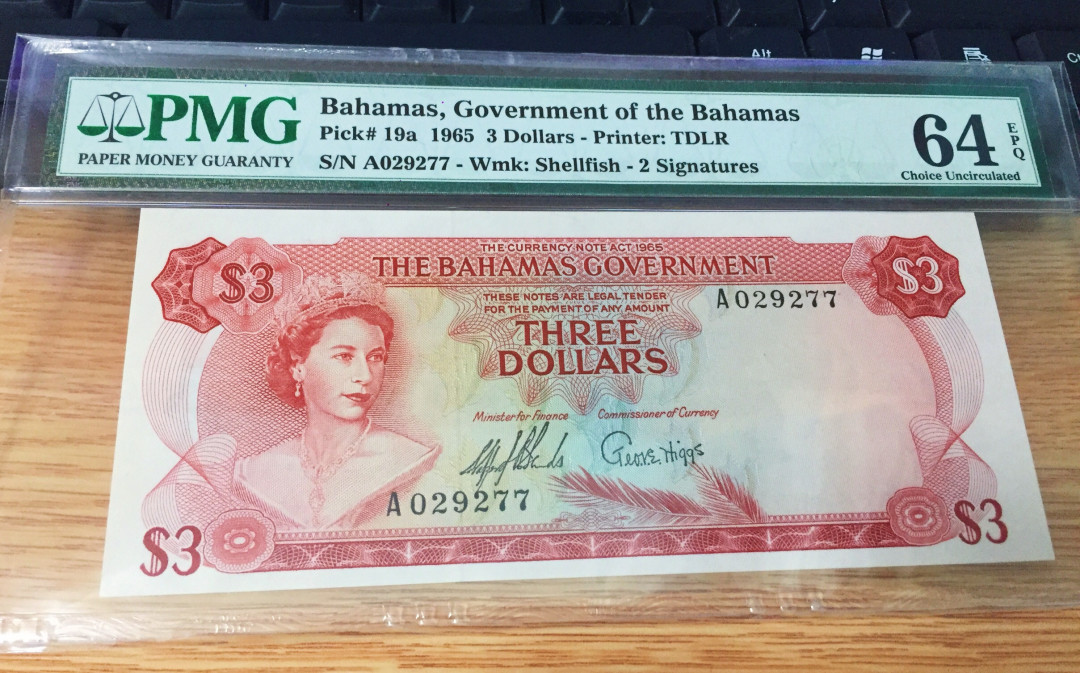 【收藏联盟】第111期拍卖——流光溢彩 巴哈马 1965年首发年份 A冠  3元 p19a  PMG64EPQ  原票 性价比 经典彩背 女王 