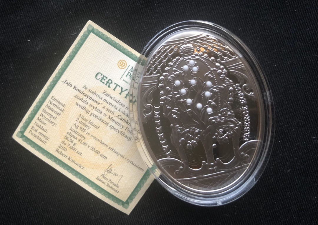 【币观天下】第九十三期钱币拍卖 纽埃2010年2元，56.56克 皇家费伯奇彩蛋-“山谷百合”镶嵌白色施华洛世奇宝石11颗 异形(椭圆形) 精制纪念银币 