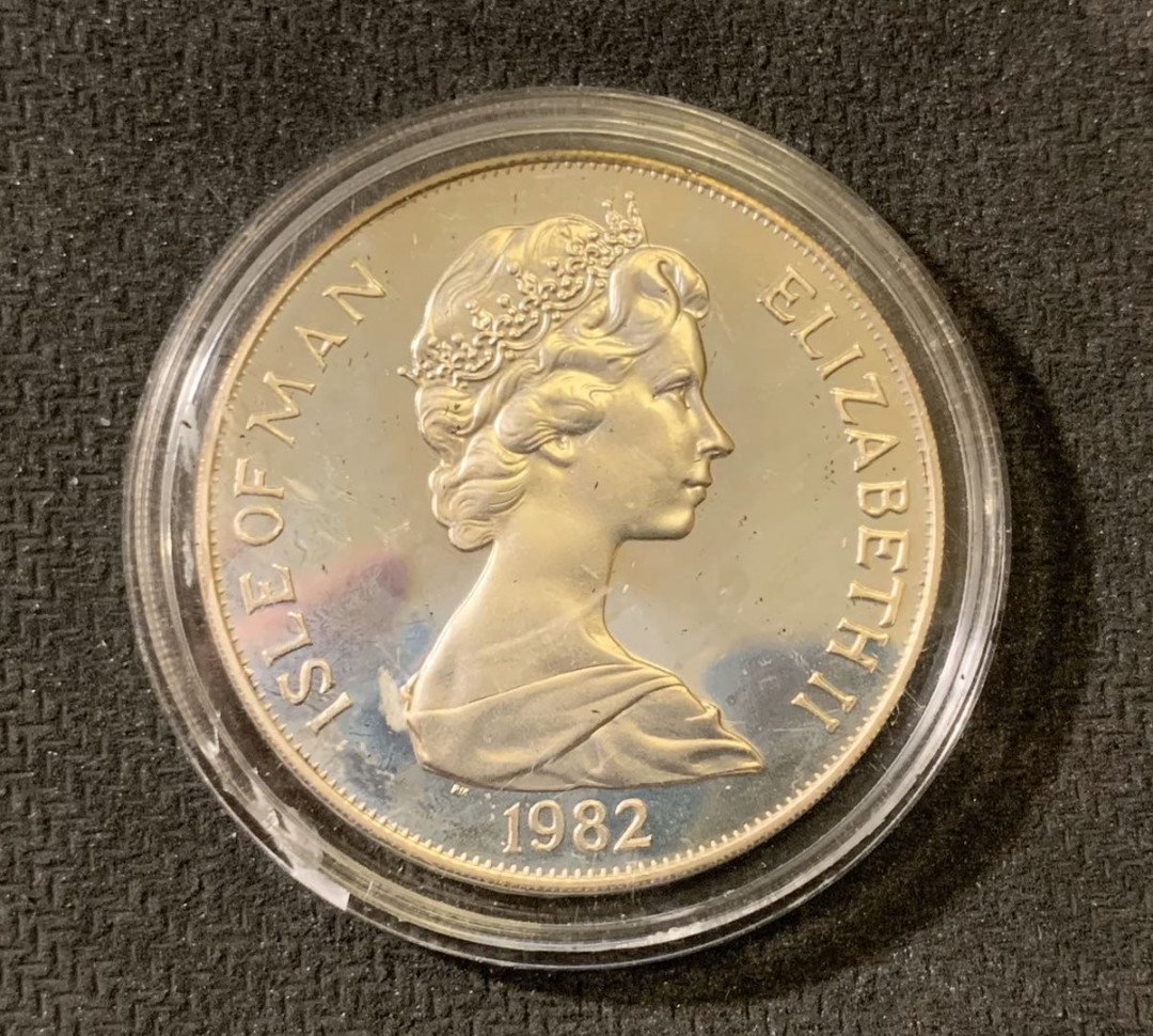 紫瑗钱币—微拍第六期  外国现代银币场 马恩岛 1982年 世界杯 1克朗 28.28克 0.925银 