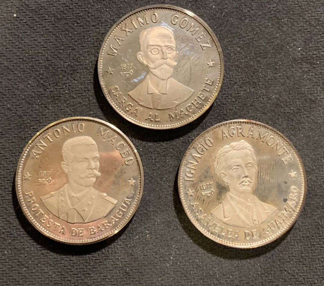 紫瑗钱币—微拍第七期   古巴 1977年 革命任务 10比索 三枚套 原盒